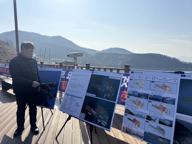 16일 가덕도신공항건설공단 관계자가 기자단에게 가덕신공항 건설사업 추진 현황을 설명하고 있다. 최혜규 기자