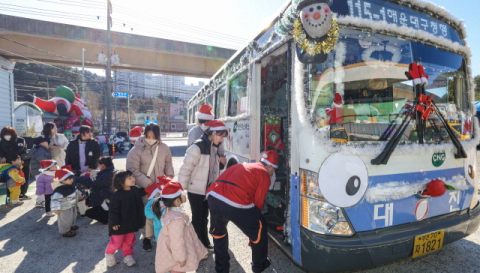 산타버스는 멈췄지만… 꼬마 승객들 찾아 나선 ‘산타 기사’