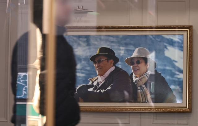 경찰이 정치권 인사들의 통일교 금품 수수 의혹과 관련해 첫 강제수사에 나선 지난 15일 서울 세계평화통일가정연합 한국본부에 한학자 통일교 총재(오른쪽)사진이 걸려 있다. 연합뉴스