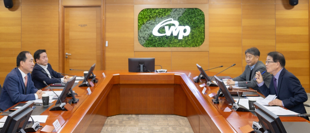 한국서부발전은 지난 15일 충남 태안 본사에서 ‘2025년도 제8차 ESG위원회’를 개최했다고 16일 밝혔다. (왼쪽부터 시계방향) 서부발전 서규석 미래사업부사장, 엄경일 기술안전부사장, 조판환 비상임이사, 권오인 비상임이사가 안건에 대해 논의하는 모습. 서부발전 제공