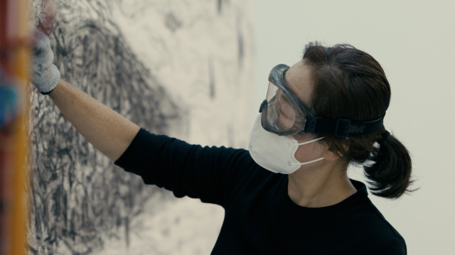 드로잉 퍼포먼스를 하는 허윤희 작가. 대구미술관 제공