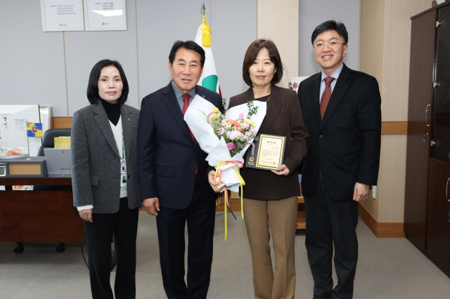 한국필립모리스 윤희경 대표이사가 17일 나동연 양산시장으로부터 경남도지사 표창패를 전달받은 뒤 기념사진을 찍고 있다. 양산시 제공