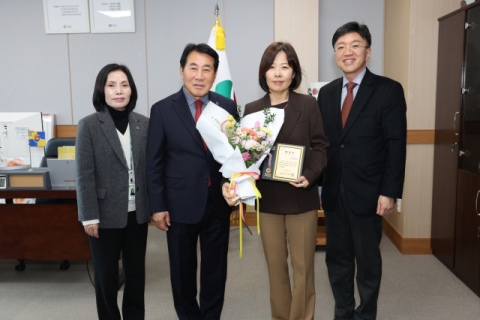한국필립모리스(주) 윤희경 대표, 경남도지사 표창패 받아