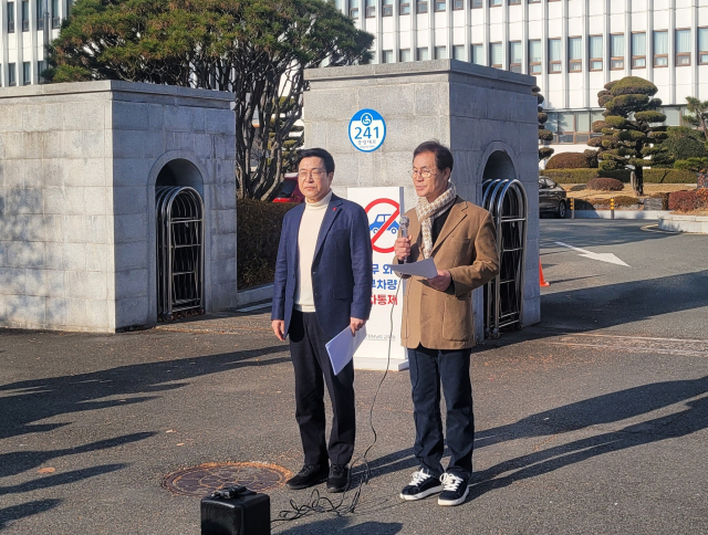 보수·중도 진영 경남교육감 출마 예정자인 김상권(오른쪽) 전 경남교육청 교육국장과 김영곤 전 교육부 차관보가 16일 경남교육청 앞에서 긴급 기자회견을 열고 있다. 독자 제공