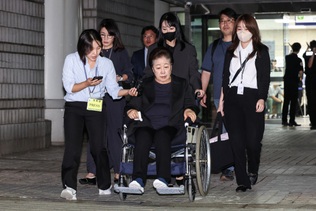 ‘정교유착 국정농단’ 의혹을 받는 한학자 통일교 총재가 지난 9월 서울중앙지법에서 구속 전 피의자 심문(영장실질심사)을 마친 뒤 법정을 나서고 있다. 연합뉴스