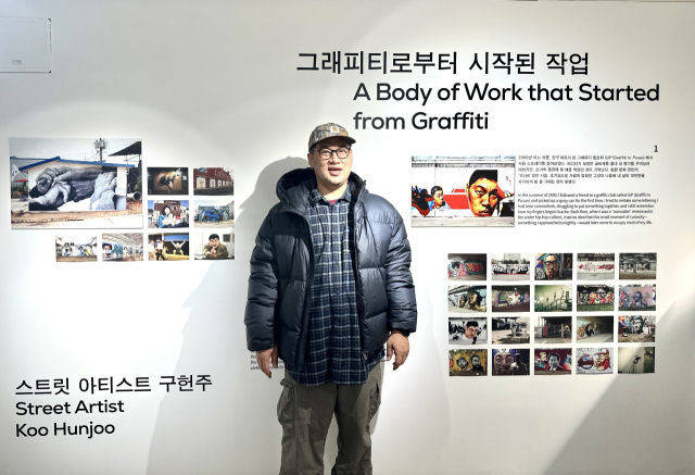 2층 전시장에서 포즈를 취한 구헌주 작가. 김은영 기자 key66@