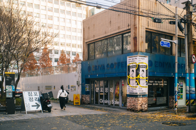 스트리트 아티스트 구헌주(활동명 Kay2)가 지난 9일부터 오는 30일까지 부산 중구 남포동에서 ‘장소 특정적 전시: 점포 정리’를 열고 있다. 사진은 전시장 외부 전경. 임소영 제공