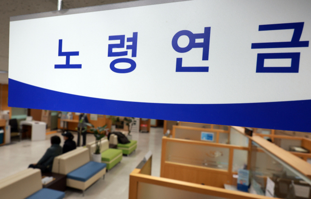 국민연금 제도가 시행된 1988년 이후 처음으로 조기노령연금 수급자가 100만 명을 넘어섰다. 정해진 시기보다 일찍 연금을 받는 대신 수령액이 평생 깎이는 불이익을 감수하면서까지 당장의 생계를 해결하려는 은퇴자들이 급증하고 있다는 신호다. 이는 은퇴 후 연금을 받기 전까지 소득이 없는 이른바 '소득 크레바스'를 견디지 못한 장년층의 현실을 여실히 보여준다. 사진은 9일 서울 서대문구 국민연금공단 서울북부지역본부 종합상담실 모습. 연합뉴스