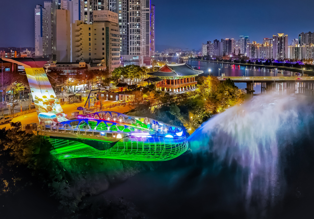 태화루 스카이워크가 미디어파사드, 시원한 분수쇼와 함께 화려한 야경을 연출하고 있다. 울산시 제공