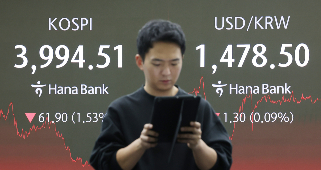 18일 오후 서울 중구 하나은행 본점 딜링룸 현황판에 코스피, 원달러 환율이 표시돼 있다. 연합뉴스