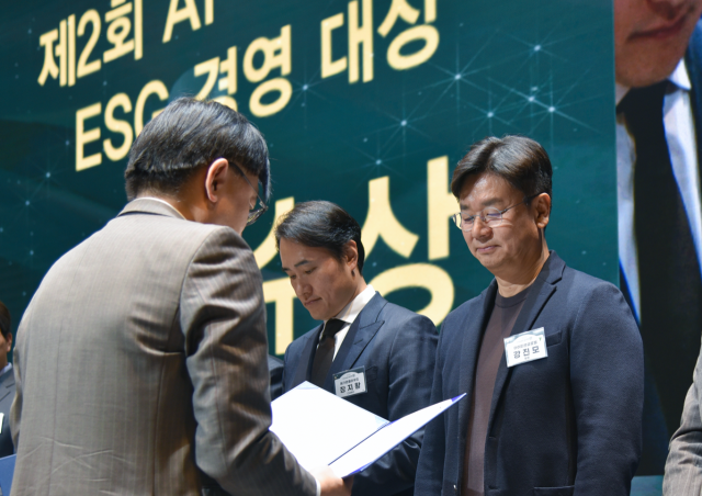 아이티센그룹 강진모 회장(오른쪽)이 환경·사회·지배구조(ESG) 경영 대상 최우수상을 수상하고 있다. 아이티센그룹 제공