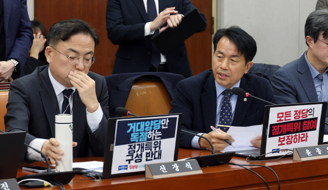 조국혁신당 신장식 의원(왼쪽)과 진보당 윤종오 원내대표가 18일 국회에서 열린 운영위원회 전체회의에서 정치개혁 특별위원회 구성결의안에 대한 반대 의견을 표명하고 있다. 연합뉴스