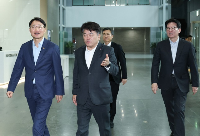 임광현 국세청장(왼쪽)이 17일 판교 제2테크노밸리에서 열린 ‘청년 창업자를 위한 세정지원’ 간담회에 참석하기 위해 행사장에 들어서고 있다. 국세청 제공