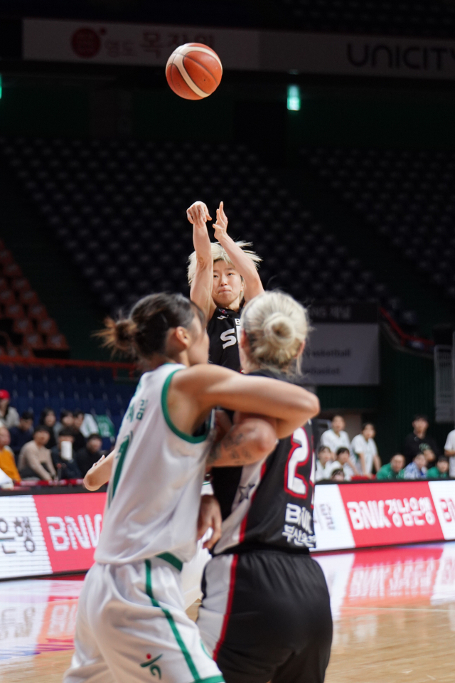 부산 BNK의 안혜지가 지난 17일 부산 사직실내체육관에서 열린 2025-2026 여자프로농구 하나은행과의 경기에서 3점슛을 시도하고 있다. WKBL 제공