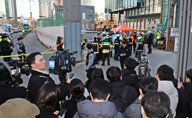 18일 서울 여의도역 신안산선 공사 현장에서 철근이 무너져 노동자 7명이 매몰되는 사고가 발생했다. 이날 사고로 작업자 1명이 심정지 상태로 이송됐으며 2명이 경상을 입었다. 사진은 이날 사고 현장 모습. 연합뉴스