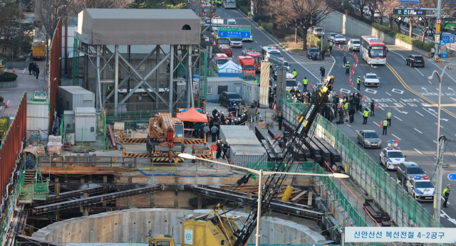 18일 서울 여의도역 신안산선 공사 현장에서 철근이 무너져 노동자 7명이 매몰되는 사고가 발생했다. 이날 사고로 작업자 1명이 심정지 상태로 이송됐으며 2명이 경상을 입었다. 사진은 이날 사고 현장 모습. 연합뉴스