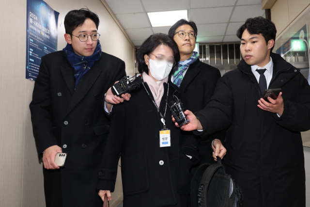 정 전 통일교 총재 비서실장이 정치권 금품 의혹 관련 조사를 받기 위해 이날 서울 서대문구 경찰청에 출두하는 모습. 연합뉴스