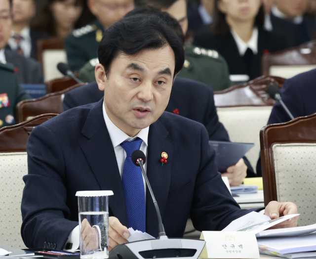 안규백 국방부 장관이 18일 서울 용산구 국방부에서 열린 국방부·국가보훈부 업무보고에서 업무보고를 하고 있다. 연합뉴스