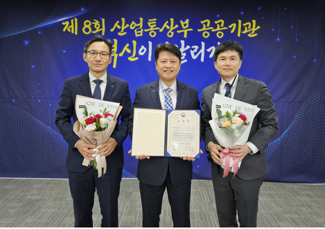 한국서부발전은 지난 18일 정부세종청사에서 개최된 ‘제8회 산업통상부 공공기관 혁신이어달리기’ 행사에서 산업부 장관 표창을 받았다. 이인용 서부발전 AI·디지털혁신처장(가운데)과 심경석 서부발전 디지털기획부장(왼쪽), 오찬수 서부발전 디지털기획부 차장이 기념촬영 하는 모습. 서부발전 제공