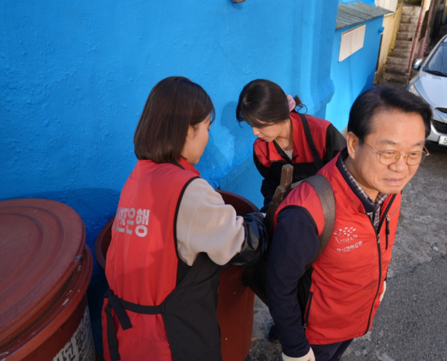 지난 18일 부산 남구 동항로 일대에서 진행된 ‘사랑의 연탄 나눔’ 봉사활동에서 안병길 한국해양진흥공사 사장이 연탄 봉사하는 모습. 해진공 제공