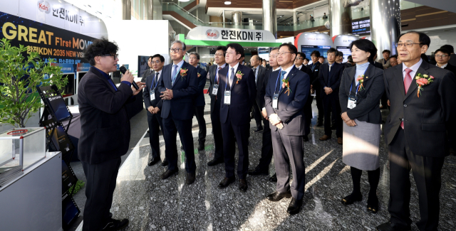 ‘2025 빛가람 에너지밸리 ICT&보안 컨퍼런스’ 전시관을 둘러보는 내외빈들. 한전KDN 제공