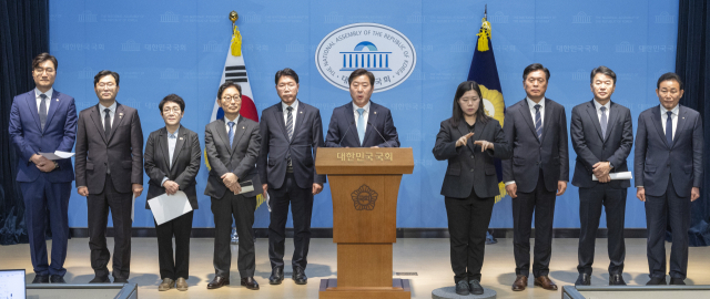 대전·충남에 지역구를 둔 더불어민주당 의원들이 19일 국회 소통관에서 대전·충남 통합 관련 기자회견을 하고 있다. 장철민, 이정문, 박정현, 박범계, 이재관, 황명선, 조승래, 문진석, 박용갑 의원. 연합뉴스