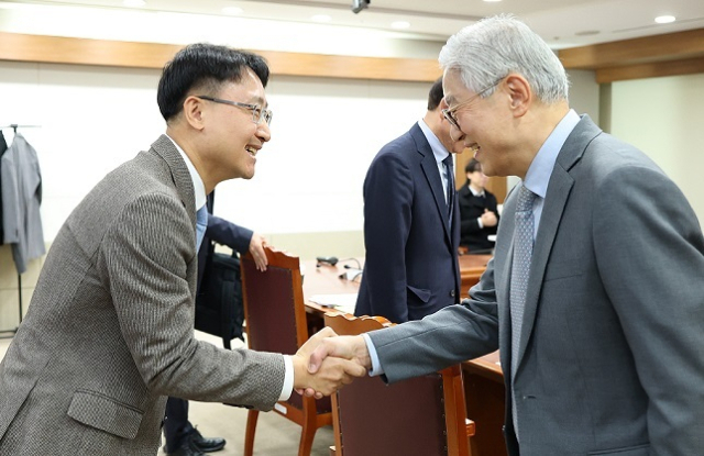 임광현 국세청장(왼쪽)이 국세행정개혁위원회 회의를 갖기에 앞서 최종원 국세행정개혁위원회 위원장을 만나 인사를 하고 있다. 국세청 제공