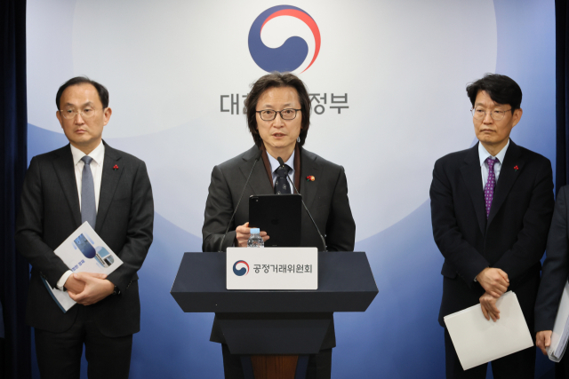 주병기 공정거래위원장(가운데)이 19일 서울 종로구 정부서울청사에서 대통령 업무보고 사후 브리핑을 하고 있다. 연합뉴스