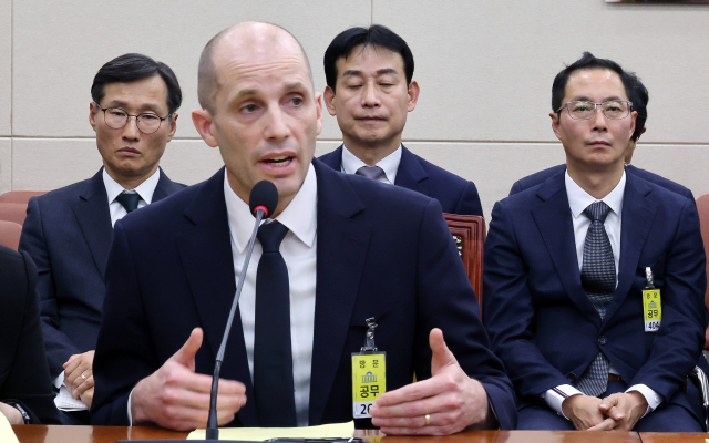 지난 17일 국회 과학기술정보방송통신위원회에서 열린 쿠팡 침해사고 관련 청문회에 증인으로 출석한 해롤드 로저스 쿠팡 대표이사가 의원들 질의에 답변하고 있다. 왼쪽부터 조용우 쿠팡 국회·정부 담당 부사장, 로저스 대표. 민병기 쿠팡 대외협력 총괄 부사장, 김명규 쿠팡이츠서비스 대표. 연합뉴스