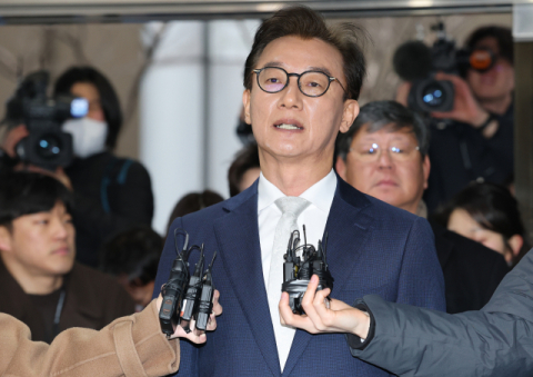 '통일교 금품 의혹' 전재수 10시간 넘게 경찰 조사…늦은 밤까지 계속