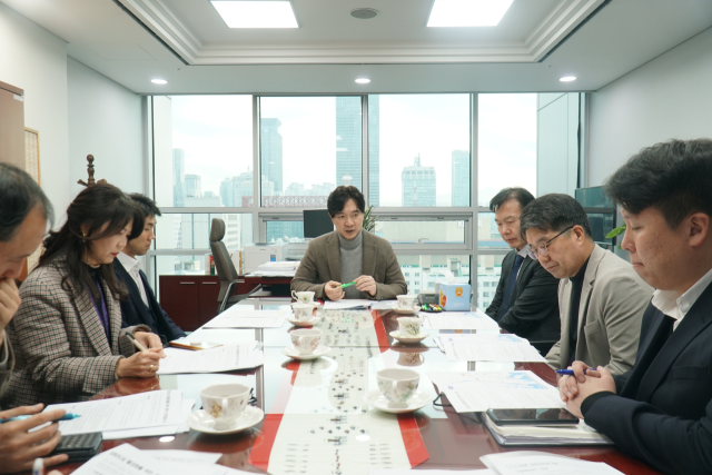 국민의힘 박성훈 국회의원(부산 북구을)은 19일 국회 의원회관에서 경부선 철도 지하화 통합개발에서 제외된 화명역~구포역 구간 일원의 역세권 활성화 방안을 마련하기 위해 기획재정부, 국토교통부, 부산시와 긴급 간담회를 개최했다. 박 의원 제공