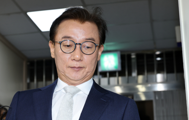 전재수 전 해양수산부 장관이 19일 통일교 측으로부터 현금 등을 받은 혐의로 서울 서대문구 경찰청에 피의자 신분으로 출석하고 있다. 연합뉴스