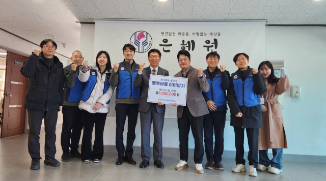 한국수력원자력이 연말연시를 맞아 내년 1월 31일까지 봉사활동 챌린지 ‘행복바통 이어받기’를 시행한다. 최일경 한수원 건설사업본부장(가운데)이 챌린지에 참여해 복지시설을 찾아 봉사활동을 하고 기부금을 전달하며 기념촬영을 하고 있다. 한수원 제공