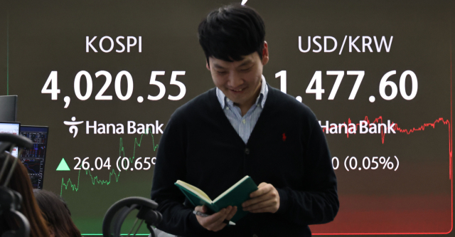 19일 서울 중구 하나은행 딜링룸 현황판에 코스피 지수 등이 표시되고 있다. 연합뉴스