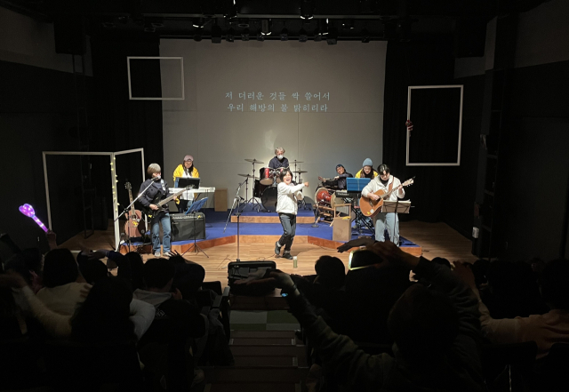 극단새벽 병설 인디밴드 ACT가 지난해 12월 개최한 콘서트 '여덟 번의 오년' 모습. 극단새벽 제공