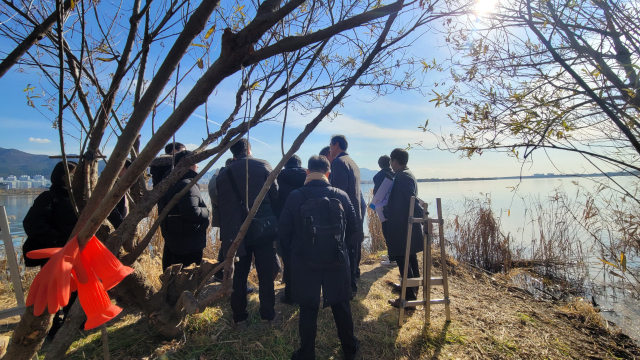 낙동강하구지키기전국시민행동이 낙동강 하구 일태에서 실시한 현장검증 모습. 낙동강하구지키기전국시민행동 제공
