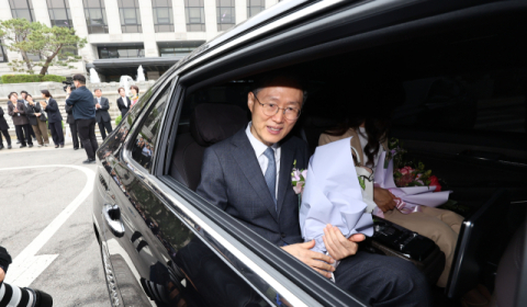 문형배 헌법재판소장 권한대행이 퇴임식을 마친 뒤 환송을 받으며 헌재를 나서고 있다. 연합뉴스