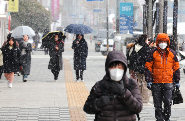 겨울이 되면 기분이 가라앉고 무기력해지는 증상을 느끼기 쉬운데, 일상생활에 지장을 준다면 계절성 우울증을 의심해볼 수 있다. 한파 속에서 거리를 걷는 시민들 모습. 부산일보DB