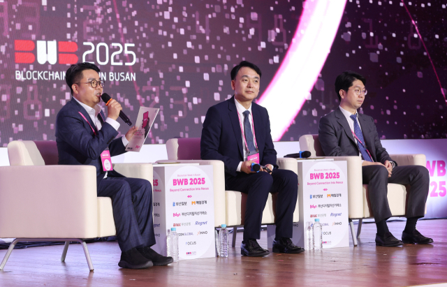 왼쪽부터 비온미디어 심준식 대표와 세종디엑스 박효진 대표, 비댁스 류홍열 대표. 부산의 블록체인 산업 현장 이야기를 발표하고 있다. 정종회 기자