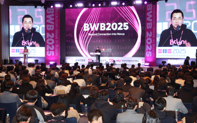22일 부산 해운대구 시그니엘 부산 그랜드볼룸에서 열린 ‘블록체인 위크 인 부산 2025’에서 부산디지털자산거래소 김상민 대표가 신사업을 발표하고 있다. 정종회 기자 jjh@