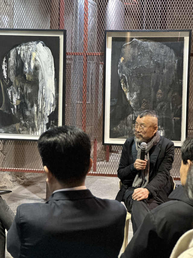 아티스트 토크를 갖고 있는 길 후 작가. 김은영 기자 key66@