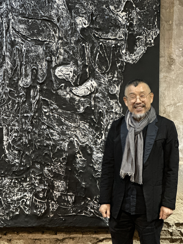 개인전 ‘무량대수’(無量大數) 개막일에 맞춰 부산을 찾은 길 후 작가. 김은영 기자 key66@