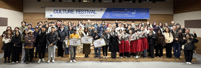 지난 21일 울산대학교 국제관에서 열린 ‘외국인 문화잔치’에서 외국인 유학생, 지역 주민 등 참가자들이 행사를 마치고 기념 촬영을 하고 있다. 이날 행사는 울산대 RISE사업단 주최로 외국인과 지역사회의 화합을 위해 마련됐다. 울산대학교 제공