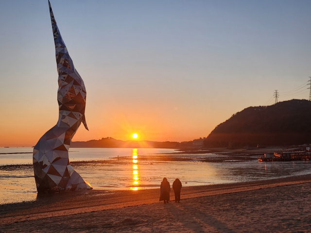 왜목마을 해수욕장에서 보는 해돋이.