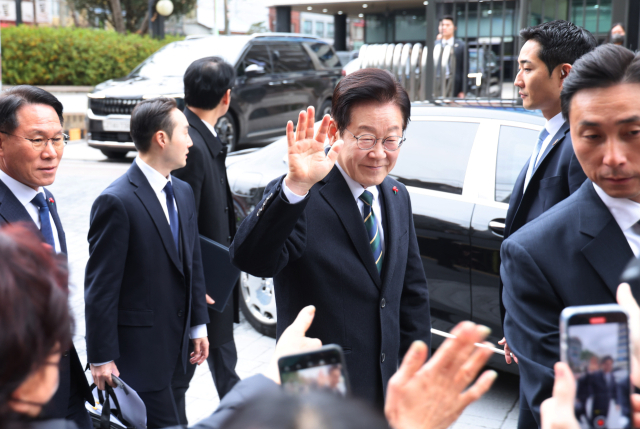 이재명 대통령이 23일 부산 동구 수정동 해양수산부 청사에서 진행된 국무회의와 해수부 개청식 참석을 위해 부산을 방문해 환영나온 지역 주민들과 인사를 나누고 있다. 정종회 기자 jjh@