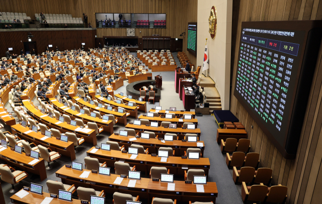 23일 국회에서 열린 12월 임시국회 본회의에서 12·3 윤석열 비상계엄 등에 대한 전담재판부 설치 및 제보자 보호 등에 관한 특별법이 무제한 토론(필리버스터) 끝에 통과되고 있다. 이날 표결에 국민의힘은 불참했다. 연합뉴스