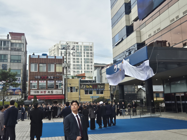 23일 오후 부산 동구 해양수산부 청사 본관 앞에서 이재명 대통령 등이 참석한 가운데 현판 제막식이 열렸다. 김동우 기자 friend@