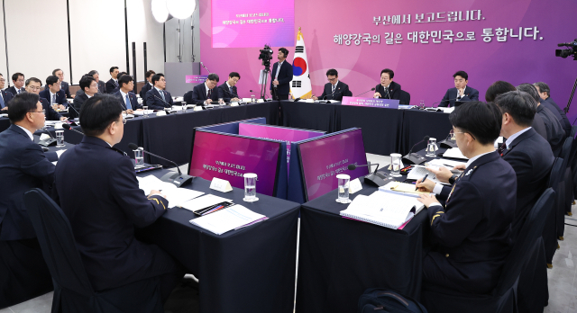 이재명 대통령이 23일 부산 동구 해양수산부 청사에서 열린 해수부 업무보고에서 발언하고 있다. 연합뉴스