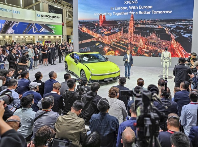 중국산 전기차들이 중저가와 기술력을 앞세워 내년부터 한국 시장에 대규모 신차 출시를 예고하면서 시장 내 긴장감이 고조되고 있다. 올해 한국에 출시된 BYD '씨라이언 7(위)'과 지난 9월 독일 'IAA 모빌리티 2025'에서 샤오펑의 전기차 '더 넥스트 P7' 공개 모습. BYD코리아·한국자동차기자협회 제공