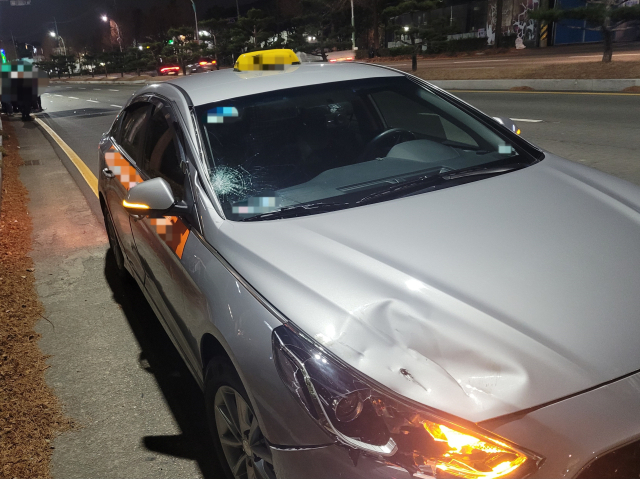 자전거를 끌고 도로를 횡단하던 60대를 충격해 숨지게 한 택시. 독자 제공